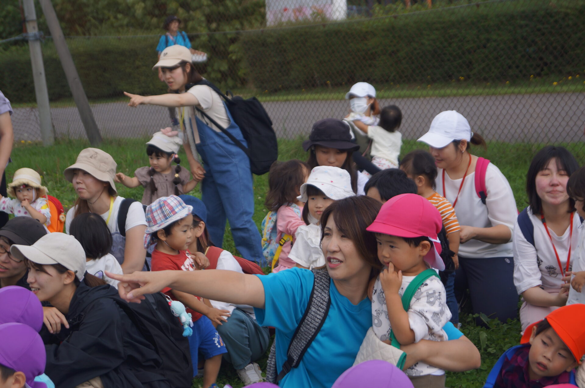 真っ赤なりんごをとってきました　　全園児＋つぼみちゃん  　